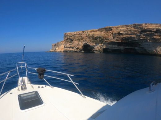 Il-Kalkara Motorboat Phoenix 29 SFX Convertible alt tag text