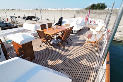 Hire Motor yacht Van Der Beldt Navetta 27 Round Stern Sorrento