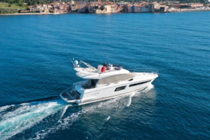 Charter Motorboat JEANNEAU PRESTIGE 500 FLY Cogolin