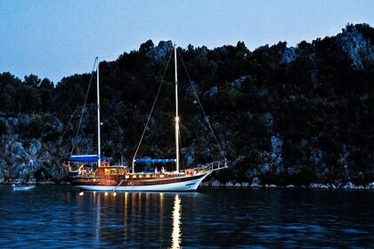 Alquiler Goleta All inclusive boat tour with a capacity of 12 Traditional Gulet Kaş