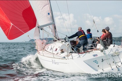 Hire Sailboat BENETEAU FIRST 31.7 La Trinité-sur-Mer