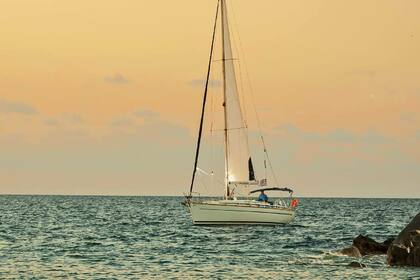 Hire Sailboat BAVARIA 44 Santorini