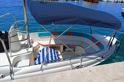 Hire Motorboat Sport Mare Apache 28 Tučepi