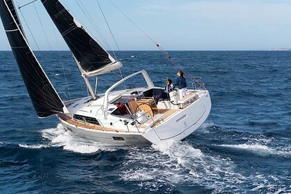 Hire Sailboat Bénéteau Oceanis 41.1 Port Charles Ornano