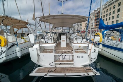 Hire Sailboat Beneteau Oceanis 35 Toulon