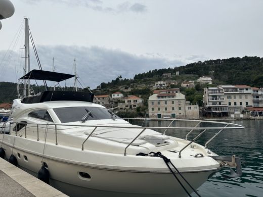 Split Motorboat FERRETTI 430 Fly alt tag text