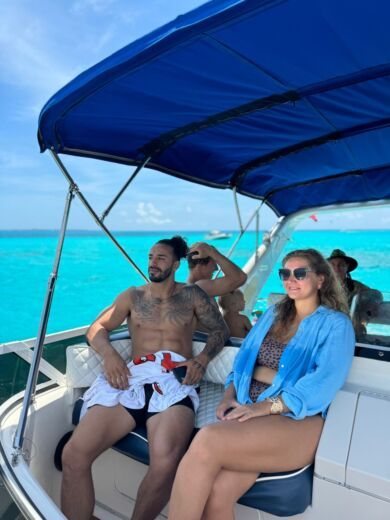 Κανκούν Motorboat Sea Ray Express Bridge alt tag text