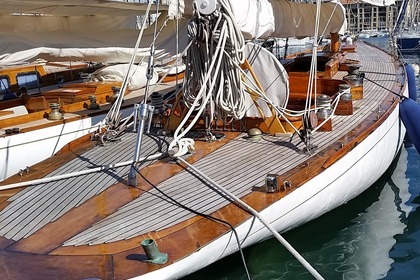 Charter Sailboat BONIN BATEAU DE TRADITION BOIS DE 1931 Marseille