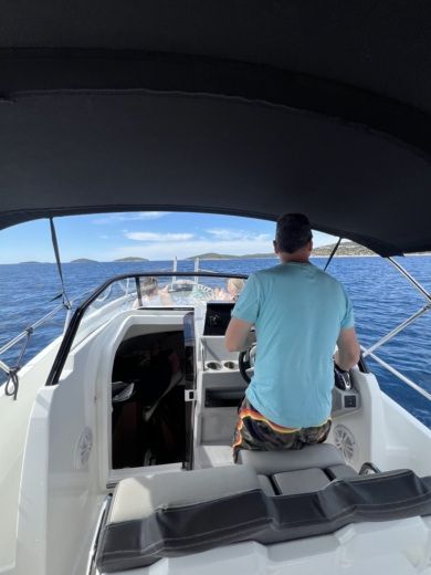 Vodice Motorboat Jeanneau Cap Camarat 7.5 WA alt tag text