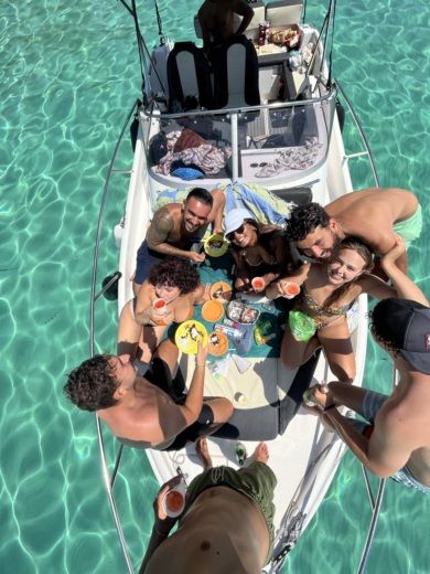 Cannes Motorboat Quicksilver Activ 875 Sundeck alt tag text