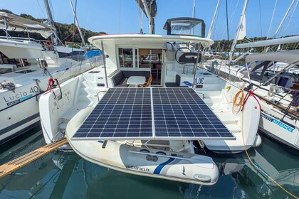 Charter Catamaran Lagoon-Bénéteau Lagoon 40 - 4 + 2 cab Pula