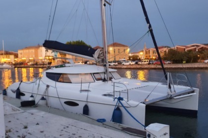 Rental Catamaran Fountaine Pajot Lavezzi 40 Martigues