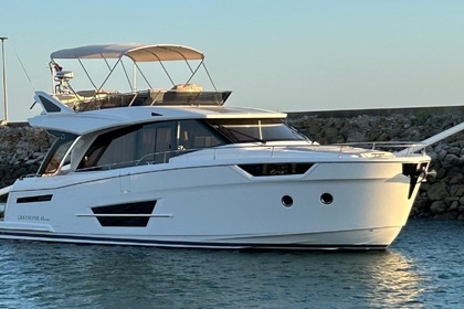 Hire Motorboat GreenLine 45 Fly Hybrid Setubal