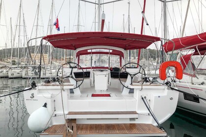 Charter Sailboat  Oceanis 46.1 - 5 cab Pomer