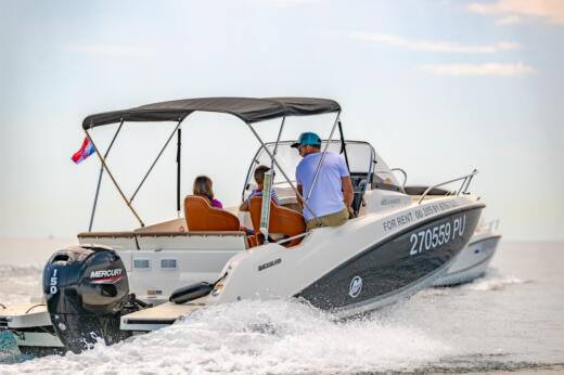 Motorboat Quicksilver 605 Active Sundeck boat plan