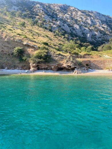 Makarska Motorboat Invictus 240cx alt tag text