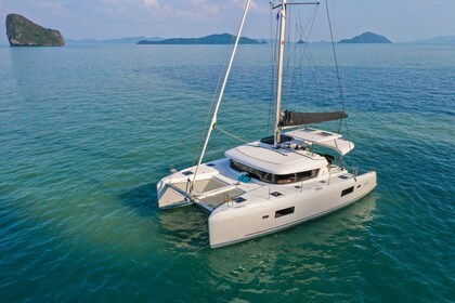 Charter Catamaran Lagoon-Bénéteau Lagoon 42 - 4 + 2 cab. Trogir