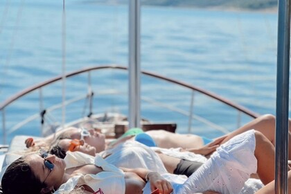 Hire Motorboat Vintage Cruiser Lady Lola Omiš