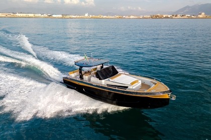 Noleggio Barca a motore Yacht Allure 38 Capri