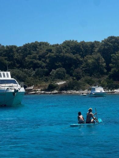 Split Motorboat Beneteau Antares 12 alt tag text