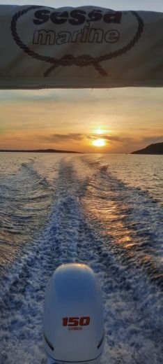 Split Motorboat Arrow Abaris 23 alt tag text