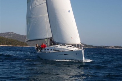 Charter Sailboat BENETEAU FIRST 35 Jezera