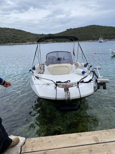 Split Motorboat Arrow Abaris 23 alt tag text