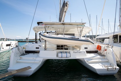 Charter Catamaran Lagoon-Bénéteau Lagoon 42 - 4 cab. Pula