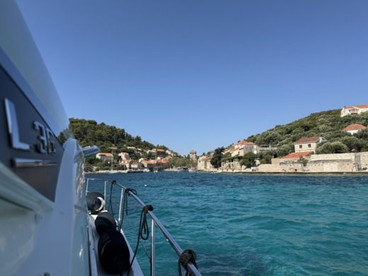 Dubrovnik Motorboat Jeanneau Leader 36 Sportop alt tag text