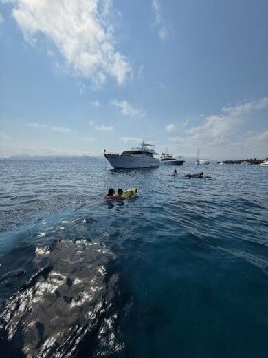 Cannes Motorboat Sunseeker Manhattan alt tag text