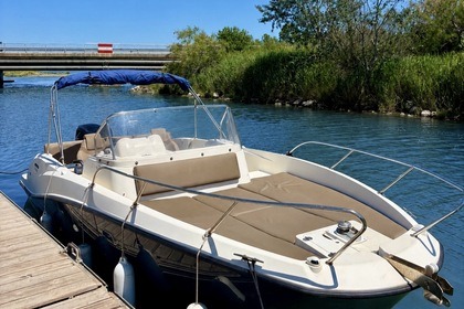Hyra båt Motorbåt Quicksilver Activ 675 Sundeck Carnon