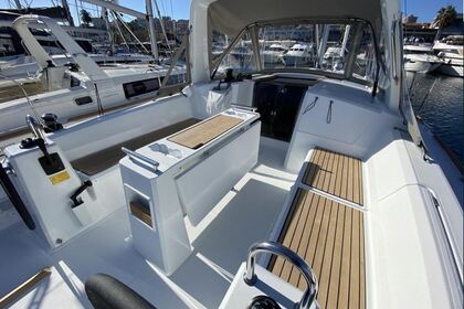 Verhuur Zeilboot Beneteau Oceanis 38.1 Grimaud