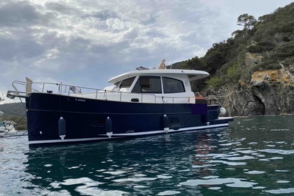 Hire Motorboat Menorquin SASGA 34 HT Cavalaire-sur-Mer