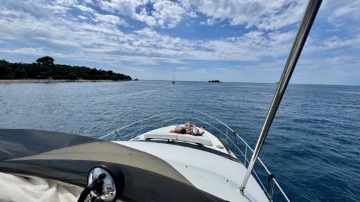 Rovinj Motorboat Azimut 42 Fly alt tag text