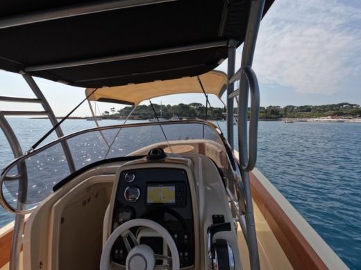 Cannes Motorboat Invictus 270 fx alt tag text