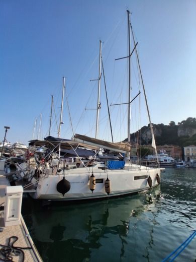 Menton Sailboat Jeanneau Sun Odyssey 410 alt tag text