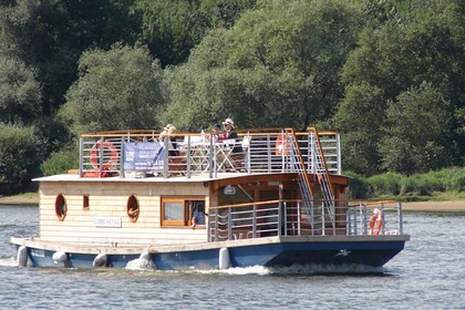 Location Bateau à moteur Toue Cabanée Blain