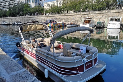 Charter Motorboat Smoker craft Suntracker Paris