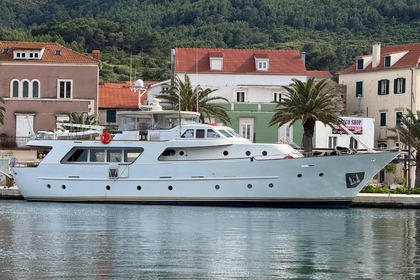 Rental Motorboat CODECASA GENTLEMAN'S YACHT Salamina