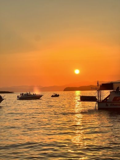 Chania Motorboat Mainship Sedan 40 Bridge alt tag text