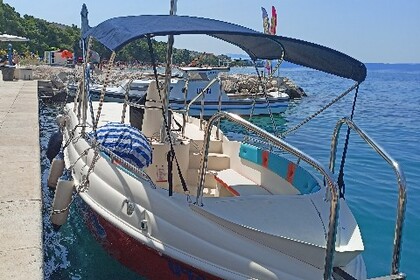 Hire Motorboat Sport Mare Apache 28 Tučepi
