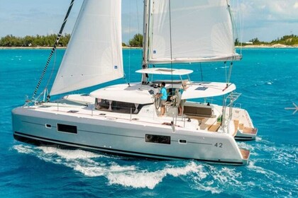 Hire Catamaran Queen Lagoon 42 Naples