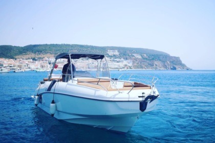 Charter Motorboat Beneteau 8.8 Spacedeck Sesimbra
