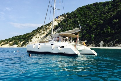 Charter Catamaran Fontaine Pajot Athena 38 Fort-de-France