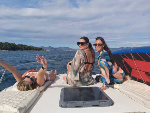 Mandelieu-La Napoule Motorboat Fairline Targa alt tag text