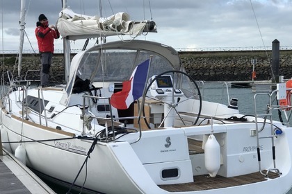 Charter Sailboat BENETEAU OCEANIS 37 Saint-Gilles-Croix-de-Vie