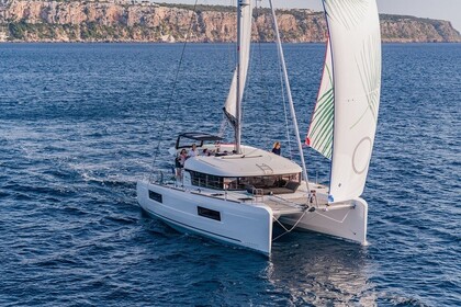 Charter Catamaran Lagoon Lagoon 40 Saint-Mandrier-sur-Mer