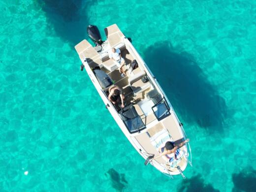 Motorboat Quicksilver Activ 755 Cruiser Plano del barco