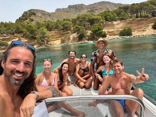 Alcúdia Motorboat Four Winns 230 Horizon alt tag text