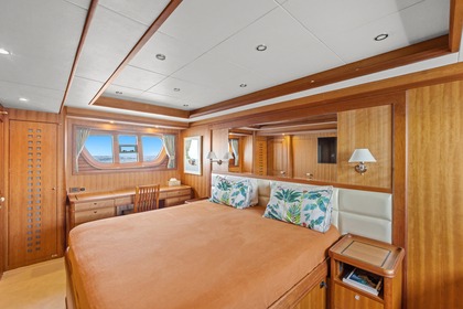 Location Yacht à moteur SELENE Selene 72 Saint-Raphaël